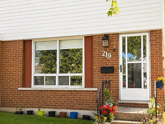 2nd image of 219 Barkley Cres