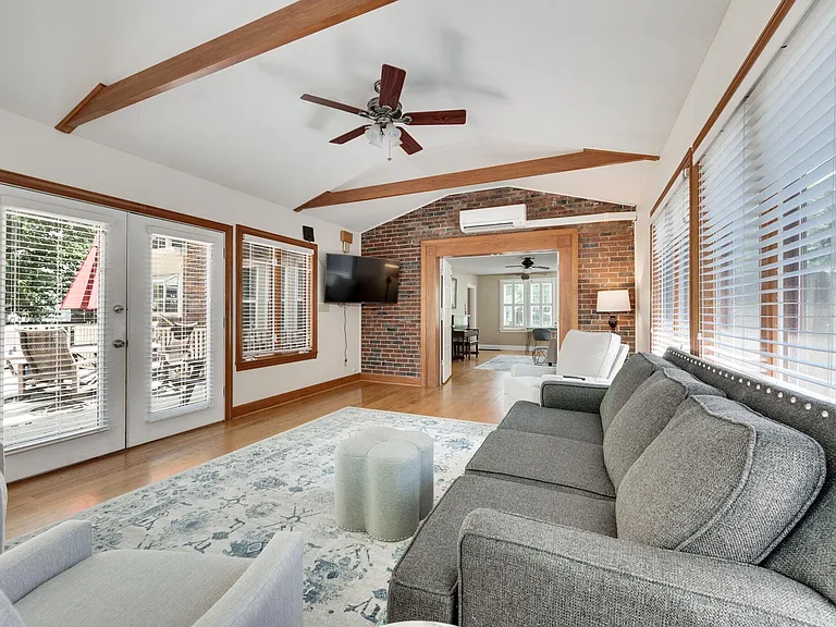 1114 Woodvale Dr — Photo 1