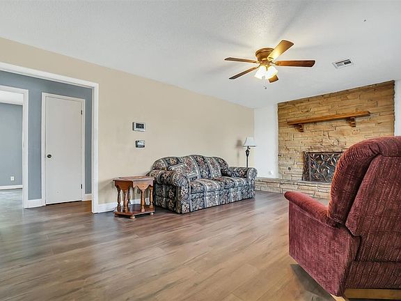 5th image of 121 Mimosa St
