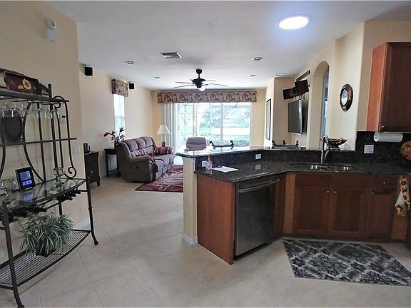 5th image of 10621 Camarelle Cir