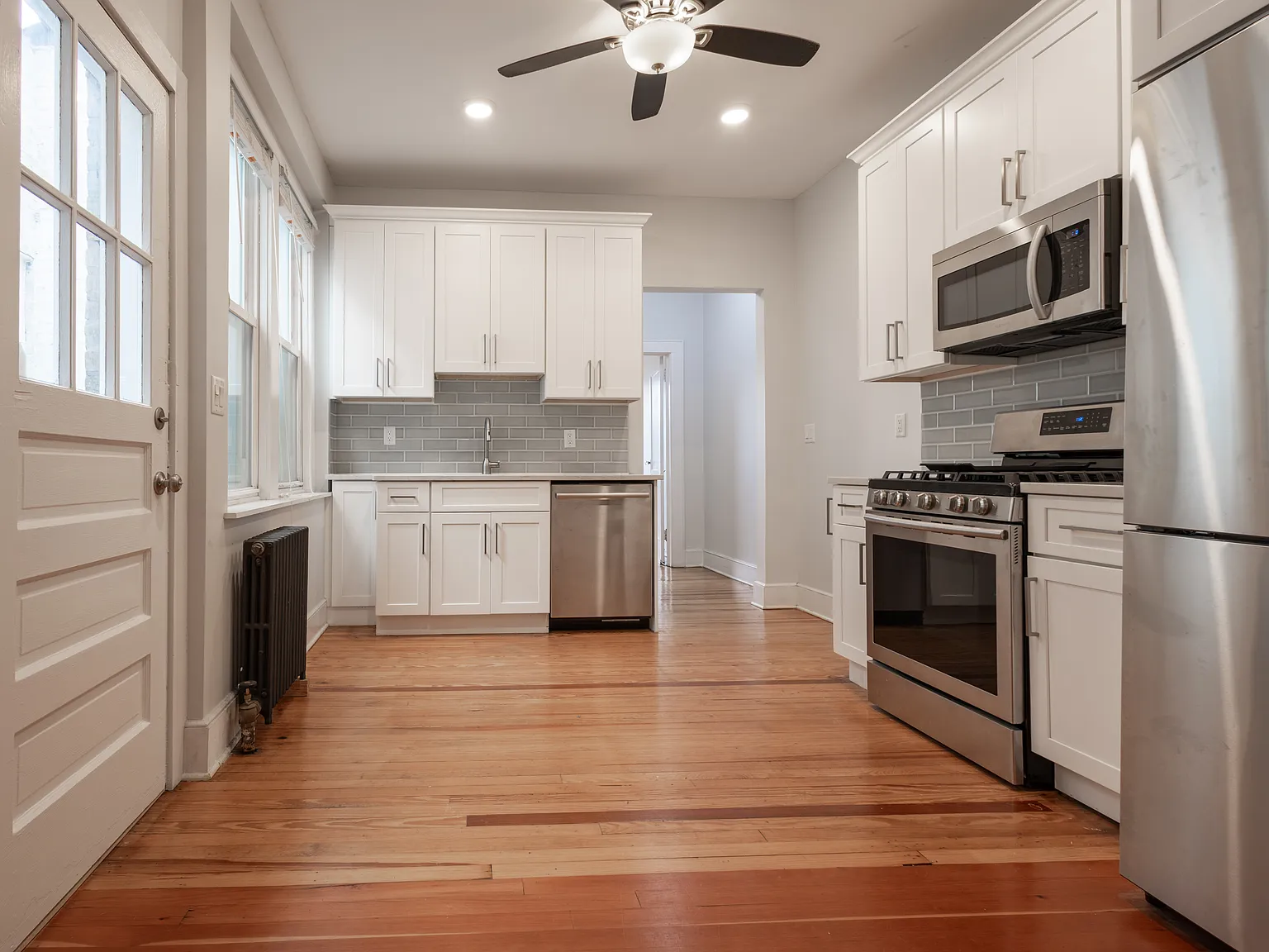 2 bed, 900 sqft, $2,100 — Photo 4