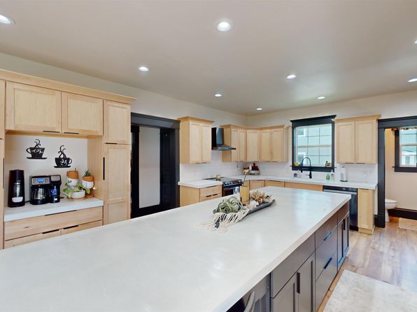 107 S Lena St, Holstein, IA 51025