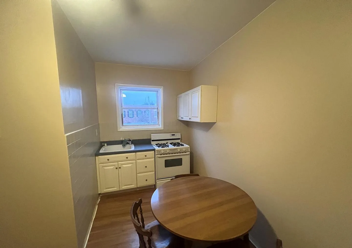 1 bed, 900 sqft, $990 — Photo 2