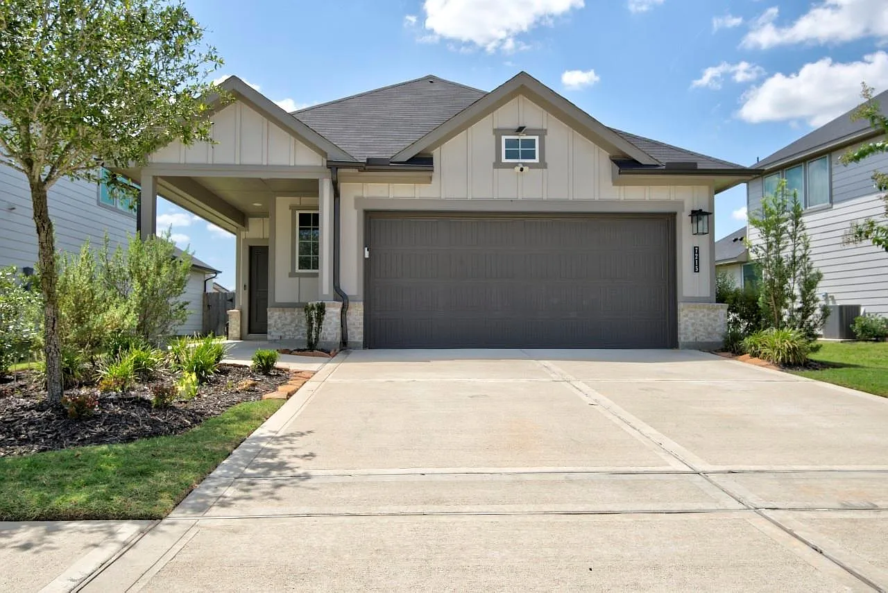 3 bed, 2.0 bath, 1691 sqft, $2,200 — Photo 2