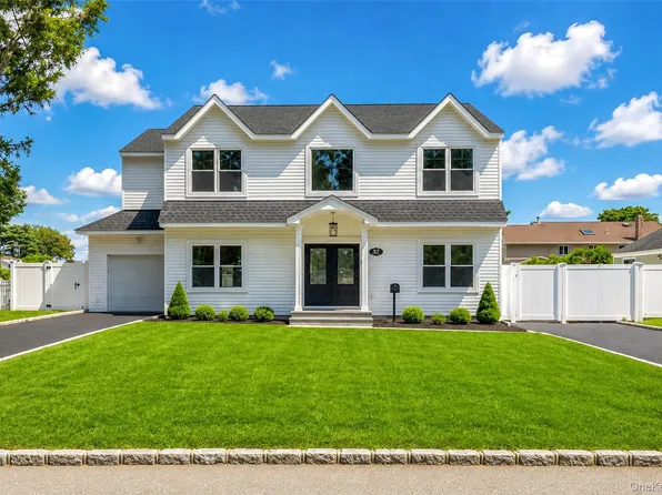37 Gladstone Avenue, West Islip, NY 11795