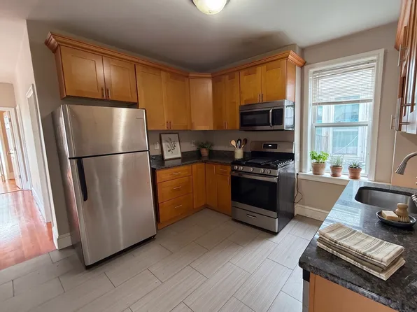 241 Maverick St #3D, Boston, MA 02128