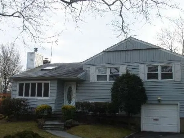 594 Wagstaff Dr, East Meadow, NY 11554