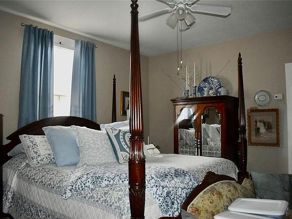 4th image of 824-26 Weyer St