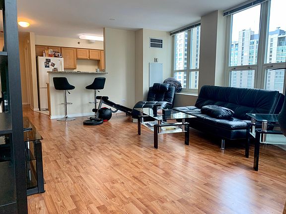 5th image of 345 N Lasalle Blvd #1806