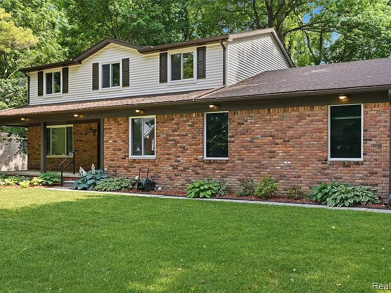 1880 Welling Dr — Photo 3