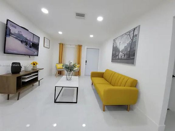 5th image of 312 NW 51st St #1