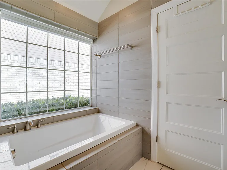 4219 Bendwood Ln — Photo 24