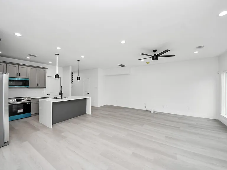 8218 Lawler St — Photo 19