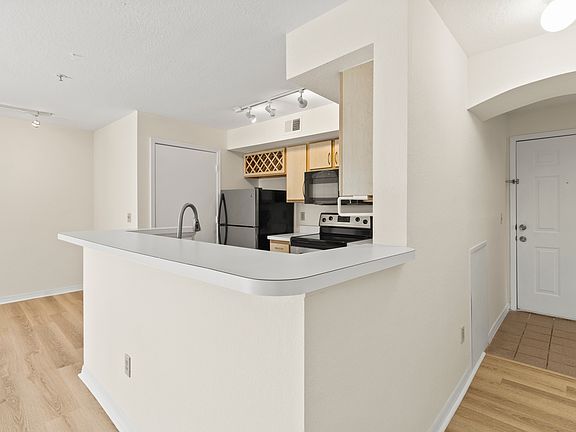 5th image of 7330 Westpointe Blvd APT 421