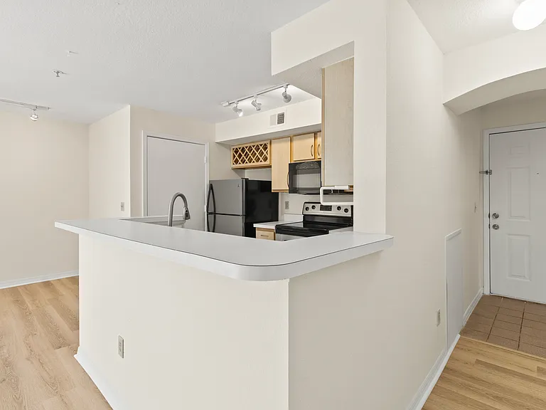7330 Westpointe Blvd #421 — Photo 5