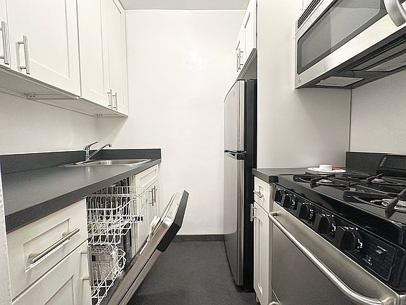4th image of 320 W 56th St APT 6J