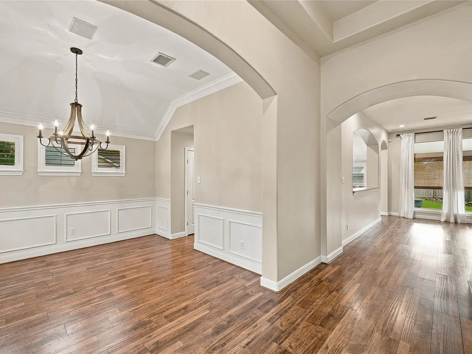 3 bed, 2.0 bath, 2102 sqft, $2,700 — Photo 3