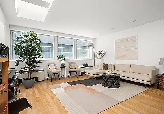 2nd image of 90 William St Unit Penthouse A