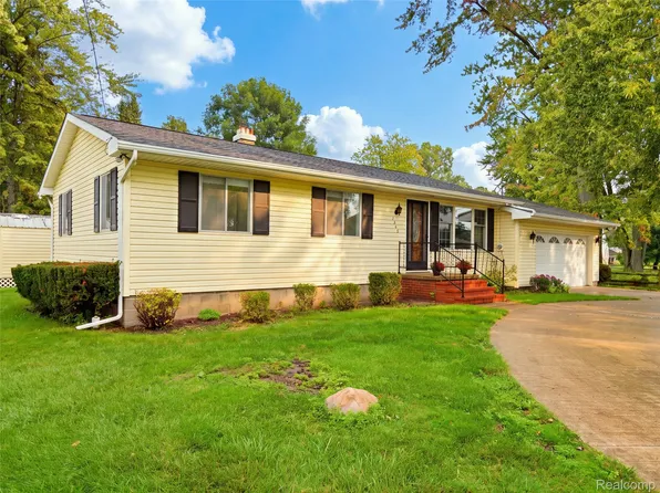 1353 Elmhurst Dr, Howell, MI 48843