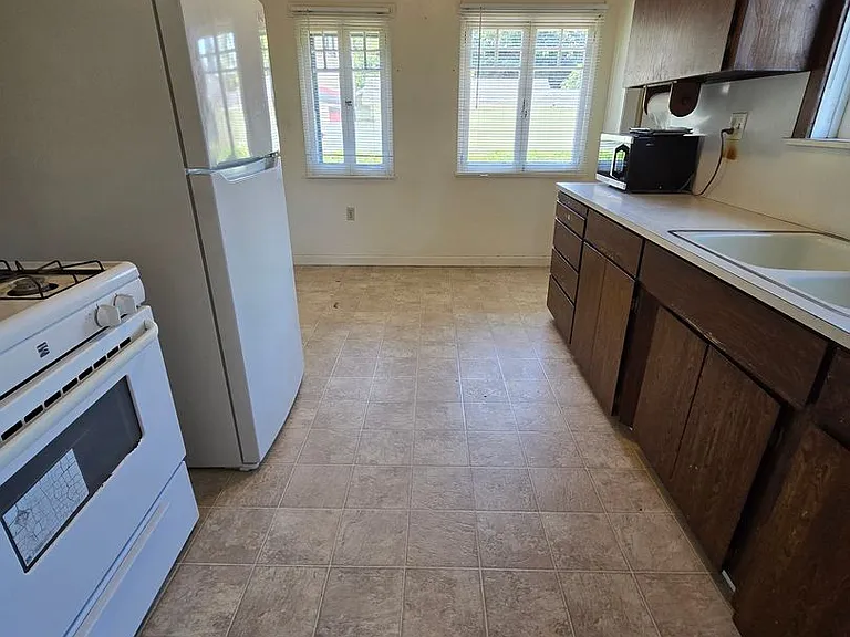 1411 Johnson Ave — Photo 2
