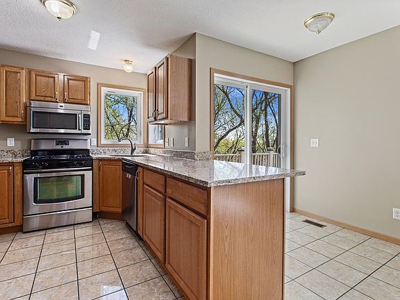 5th image of 356 Arlington Ave W