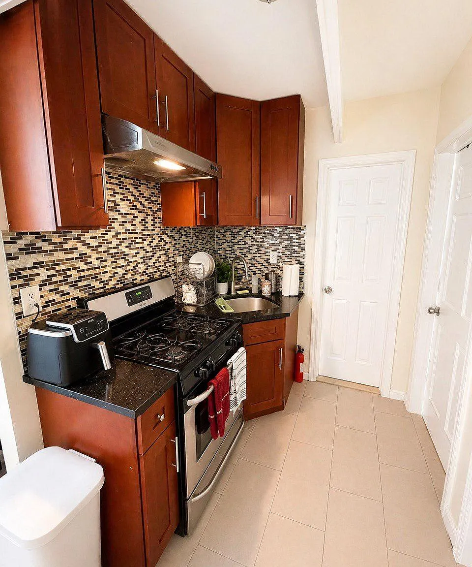 4 bed, 1.5 bath, $3,900 — Photo 1
