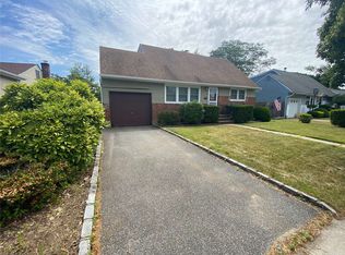 19 Cedar St, Hicksville, NY 11801