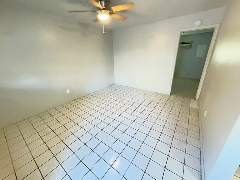 218 SE 44th St #207 — Photo 6