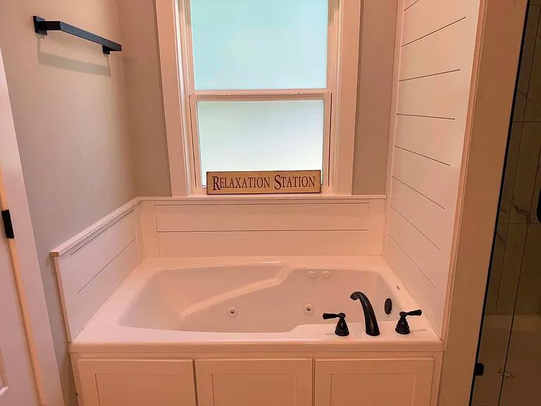Master jacuzzi bathtub with jets and towel bar