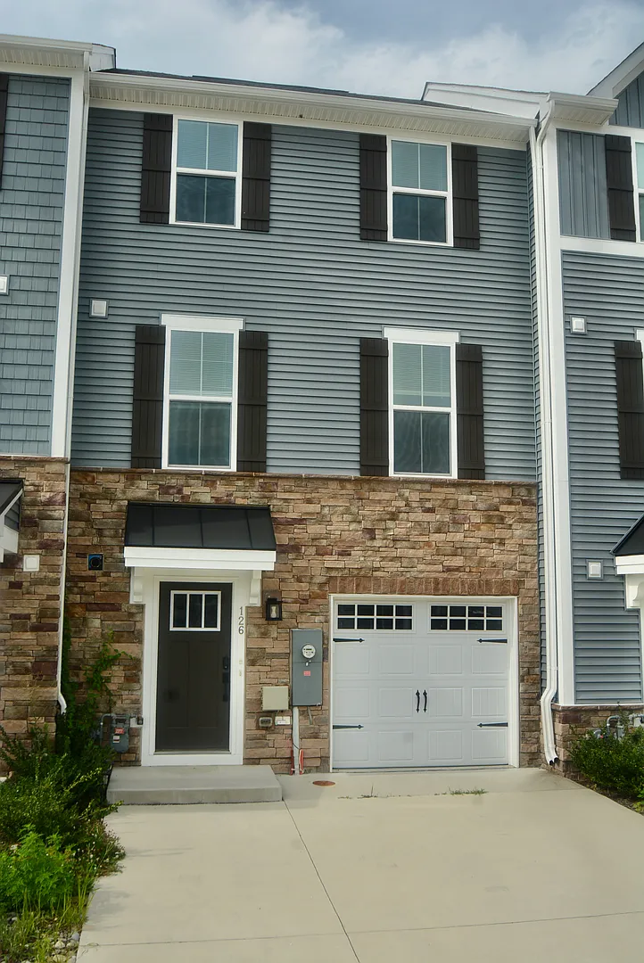 A Beautiful New 3 Bedroom Townhouse — Photo 1