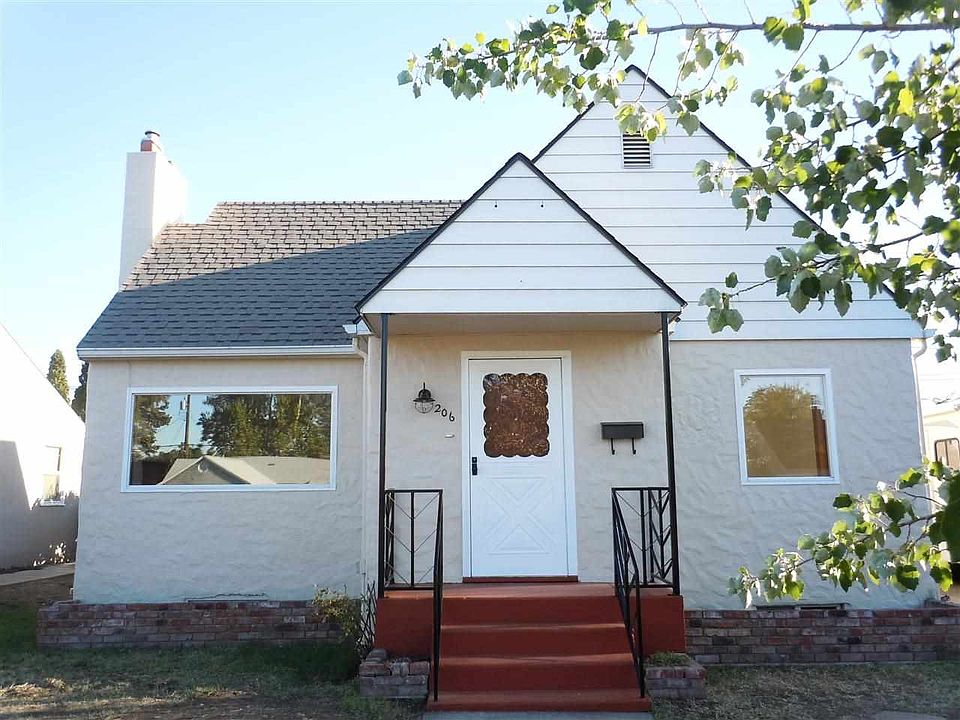 1st image of 206 E 1st Pl