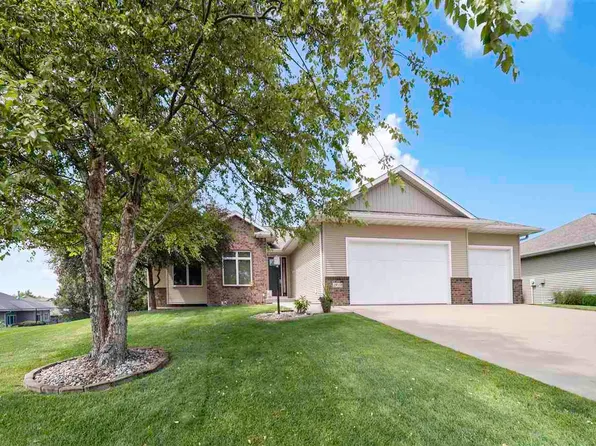 2910 High Bluff Dr, Coralville, IA 52241