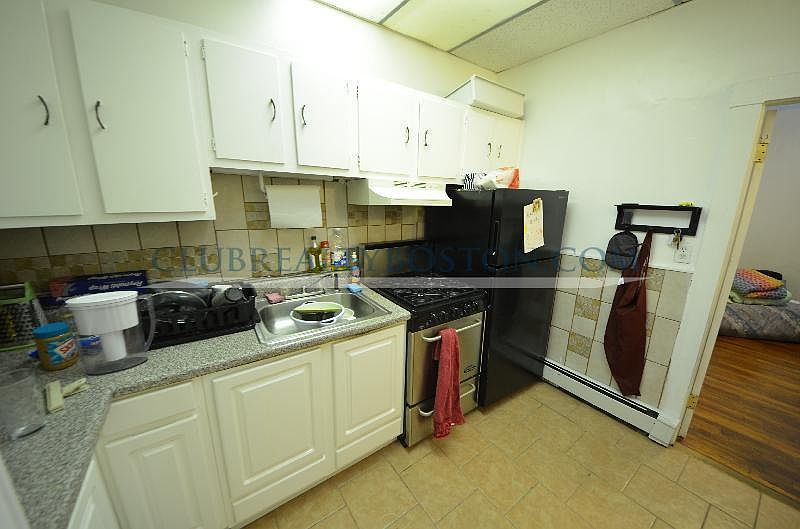 1st image of 38 Bartlett Cres #1