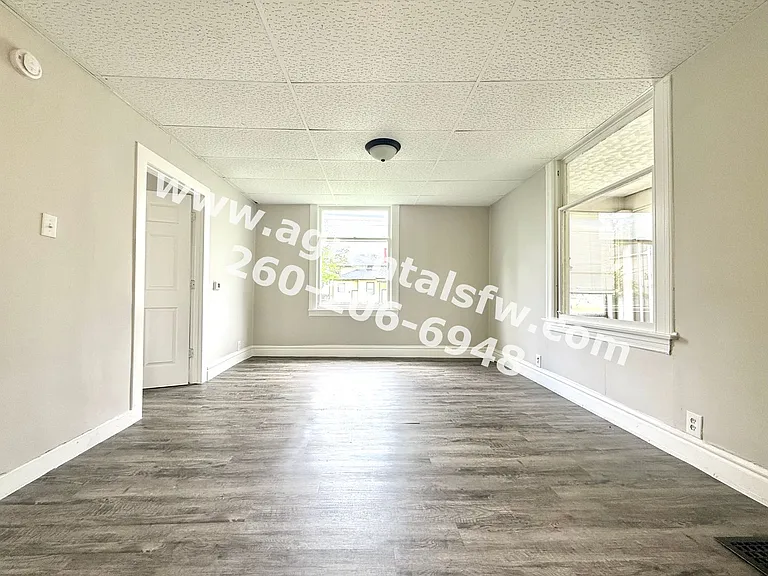 2720 Queen St — Photo 3