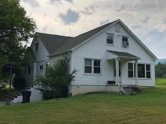4 bed, 2300 sqft, $2,200 — Photo 3