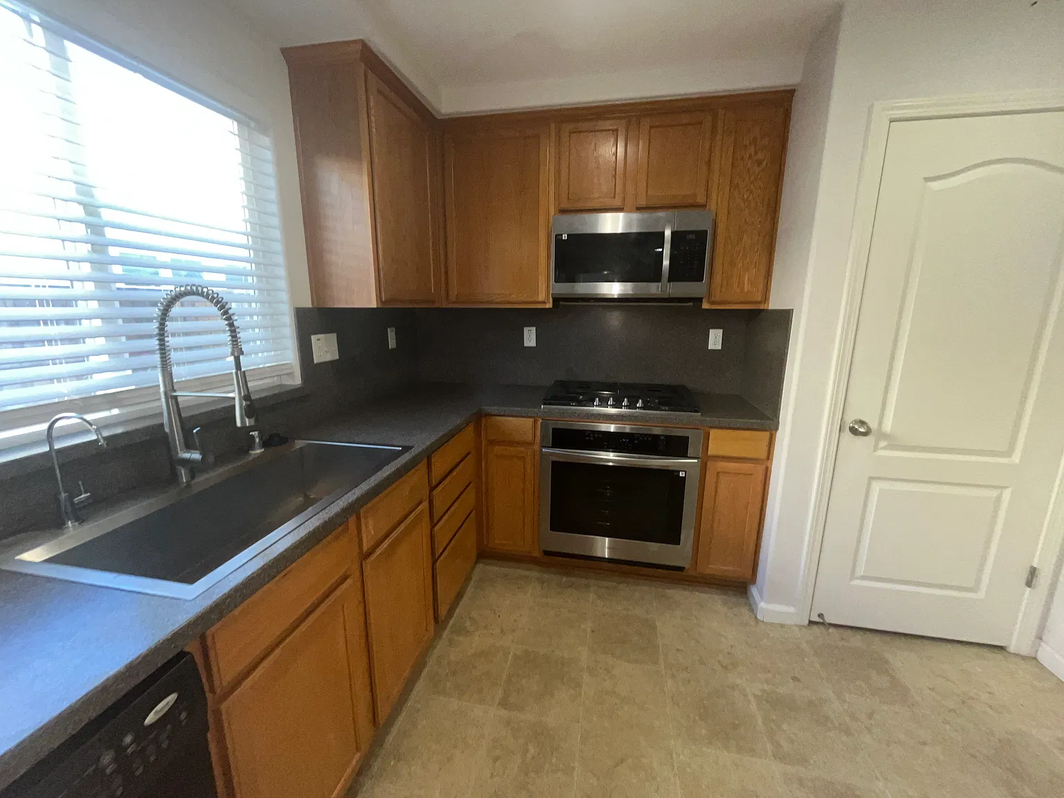 3 bed, 2.5 bath, 1979 sqft, $2,800 — Photo 4