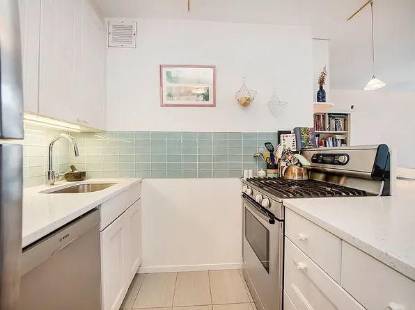 400 East 70th Street 1706 image 3 of 8