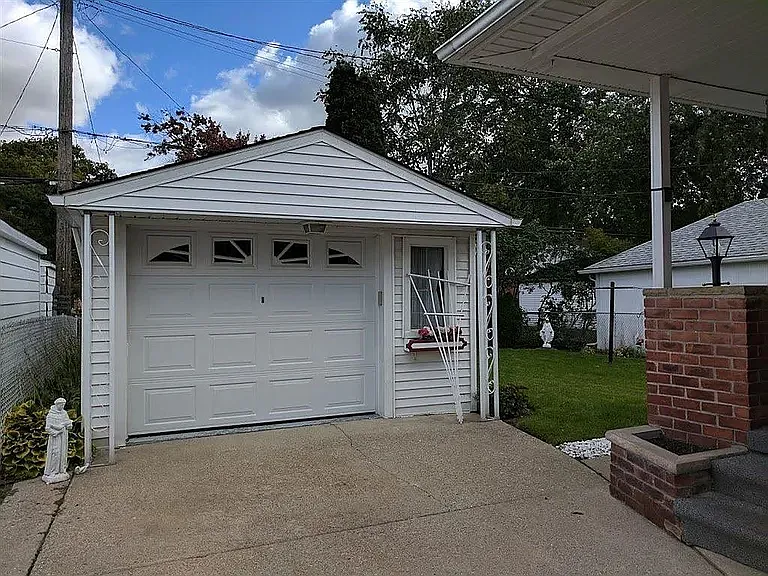 3 bed, 1.0 bath, 1306 sqft, $1,050 — Photo 3