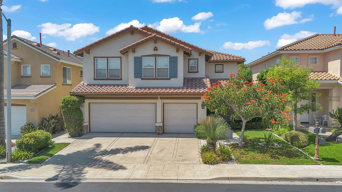 5 bed, 4.0 bath, 2834 sqft, $6,400 — Photo 1