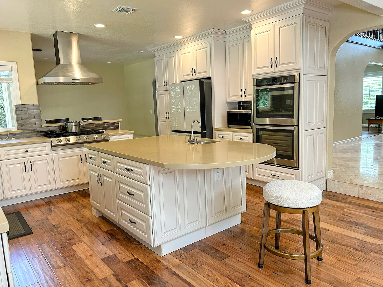 4 bed, 3.5 bath, 3267 sqft, $9,950 — Photo 2