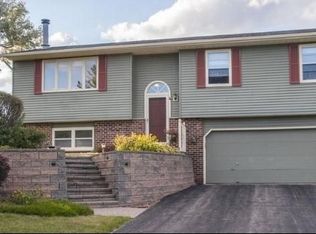 614 Bron Derw Dr, Wales, WI 53183