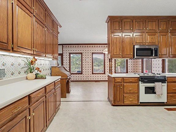 4th image of 542 Llama Ln
