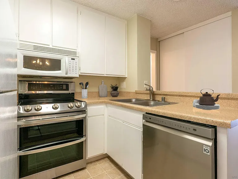 1855 Diamond St #301 — Photo 3