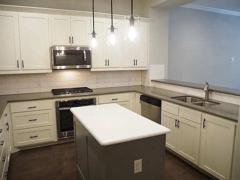 4129 Broadway Ave — Photo 5