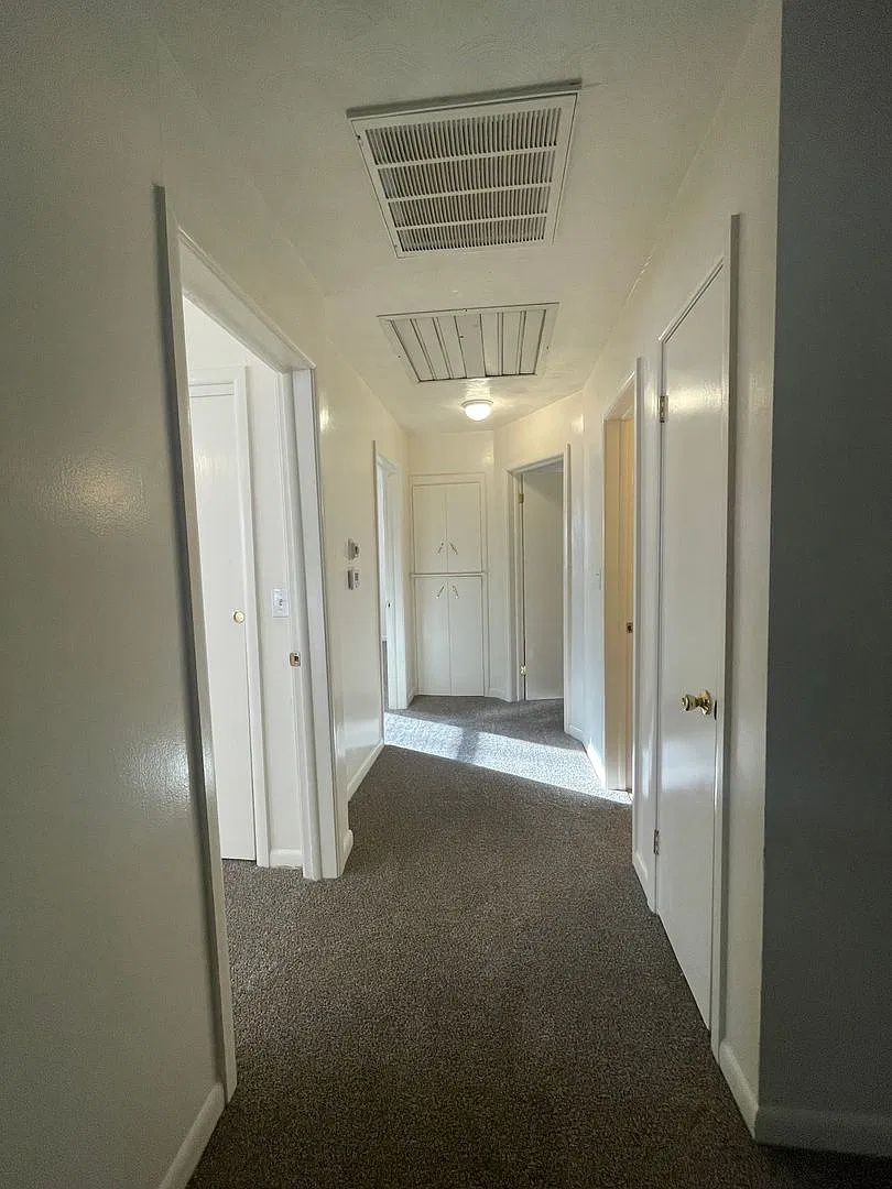 3 Bedroom 1.5 Bath House Month to Month Lease — Photo 4