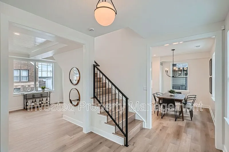 3 bed, 2.5 bath, 2200 sqft, $3,800 — Photo 2