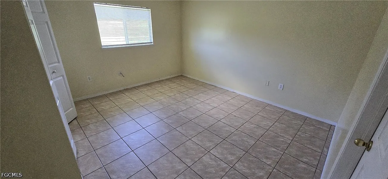 3 bed, 2.0 bath, 2348 sqft, $1,500 — Photo 2