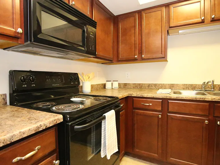 The Reserve at Merrick Apartments & Townhomes — Photo 7