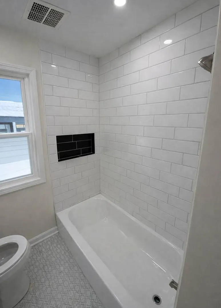 Single Family Home 6 beds 2.5 bath For Rent — Photo 3