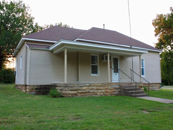 201 W 1st Ave, Caney, KS 67333